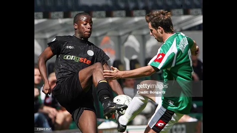 Cầu thủ của Monchengladbach vượt qua St. Pauli để tiến vào vòng cấm đối phương Cầu thủ của Monchengladbach vượt qua St. Pauli để tiến vào vòng cấm đối phương